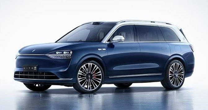 賽力斯創始人五一現身問界用戶中心：親自交車