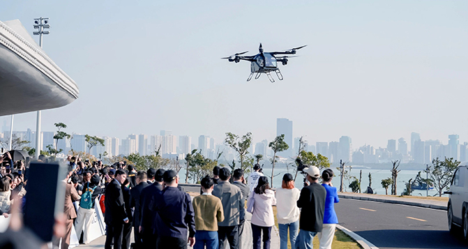 低空經濟：挑戰與機遇并存